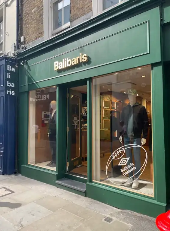 Lettres découpées et vitrophanie pour Balibaris, réalisées par Atelier Gambetta