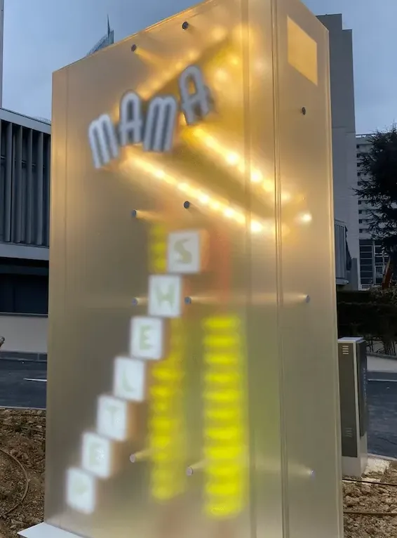 Totem lumineux pour Mama Shelter, réalisé par Atelier Gambetta